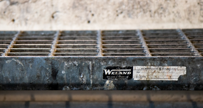 Ett metallgaller med ett klistermärke på.