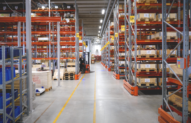 Ett rymligt lager med rader av hyllsystem.