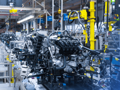 En fabrik fylld med många maskiner och maskinutrustning.