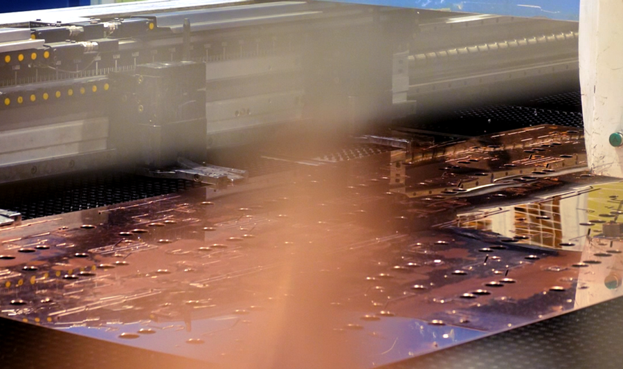 Maskin som skär i metall