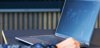 En bärbar dator på ett bord med Monitor ERP-dashboard på skärmen.