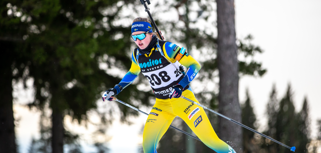 Åkare i skidskyttelandslaget stakar sig upp för en backe. 