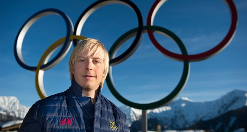 Lars Nelson står framför OS-ringarna