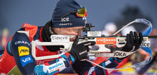 Tarjei Bø i liggande position på skjutvallen.