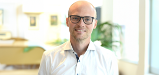 Viktor Sandin, CFO på ELMAB står i ett kontor.