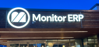En skylt med Monitor ERP på sidan av Monitor ERP:s huvudkontor i Hudiksvall, Sverige.