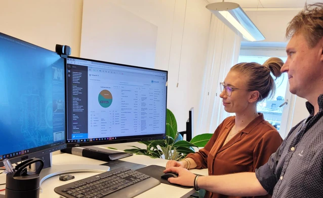 Mikael Melander, Senior ERP System Specialist på Koenigsegg, instruerar en kollega i Monitor BI (business intelligence)