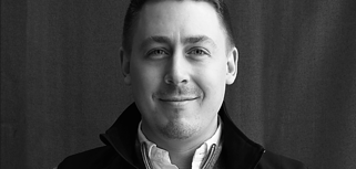 Anton Jonsson, utvecklingschef på Nordmount står bakom en grå bakgrund.