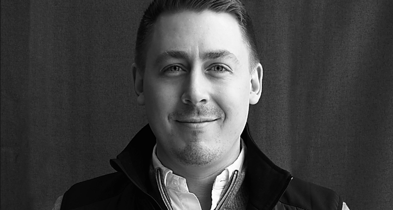 Anton Jonsson, utvecklingschef på Nordmount står bakom en grå bakgrund.