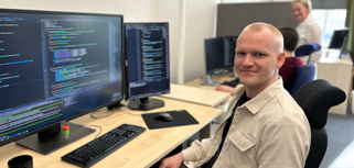 Fredrik Tåneland sitter framför en dator.