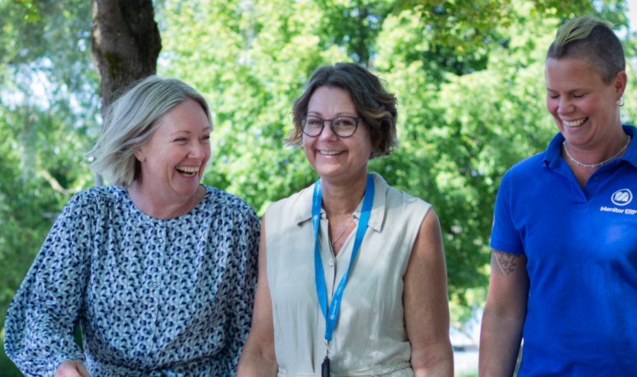 Tre medarbetare på Monitor går en promenad. Alla tre skrattar.