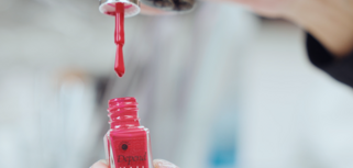 Rött nagellack från Depend.