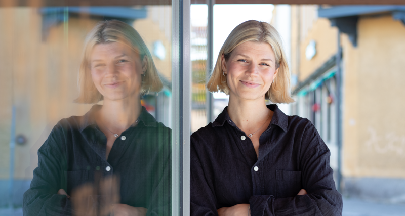 Julia Sjödin, ekonomichef för Monitor ERP i Sverige, står utanför entrén till Monitors huvudkontor i Hudiksvall.