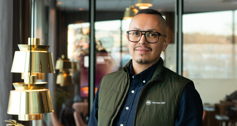 Erik Lovekil, säljare på Monitor, står i en kontorsmiljö.