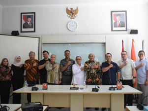 A group photo of the Monitor ERP team with PII, ITI, and K3I at the Institute of Technology Indonesia
