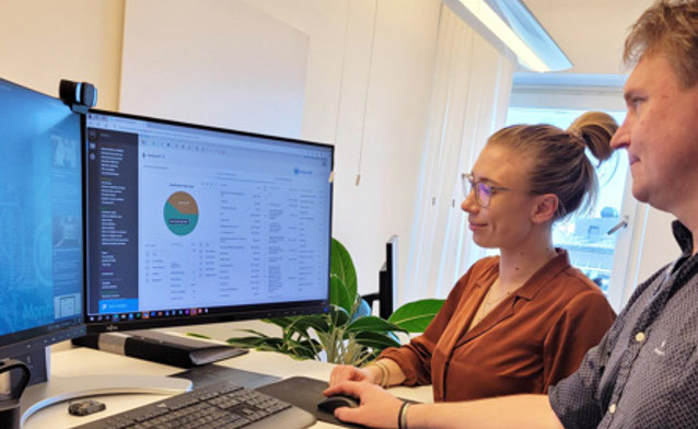 Ludzie korzystający przy biurku z systemu Monitor ERP