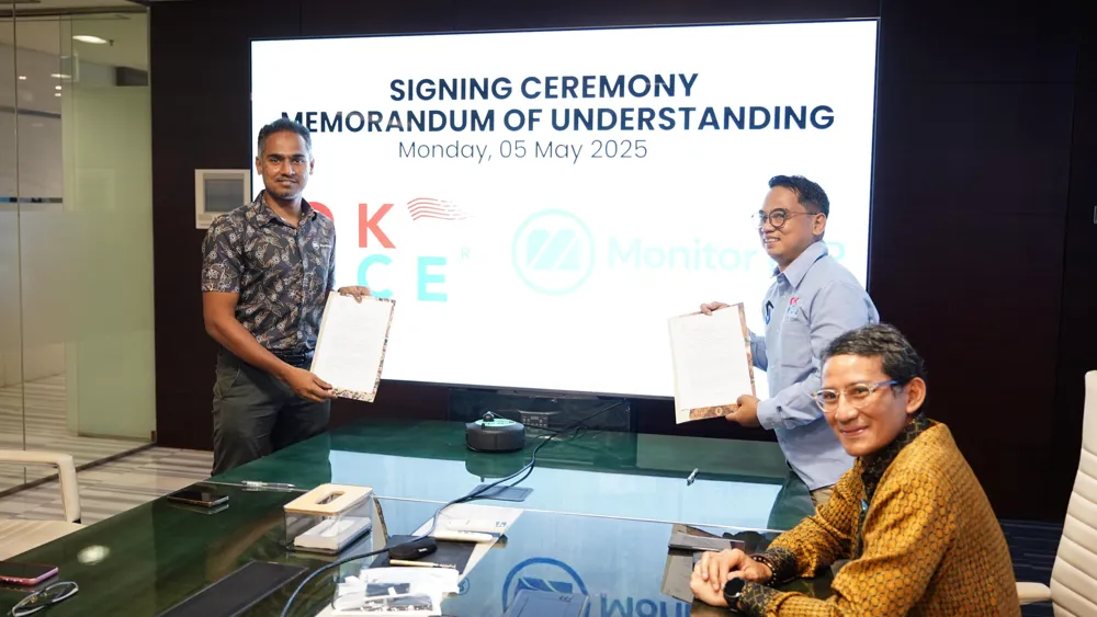 Signing with Pak Sandiaga Uno