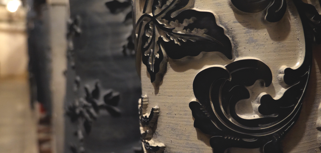 En närbild av ett dekorativt metallföremål.