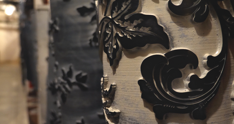 En närbild av ett dekorativt metallföremål.