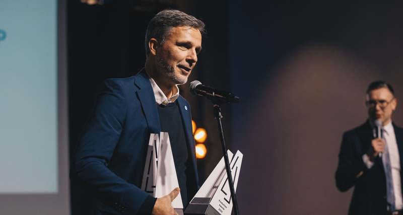 Maciej Swienton, CEO Monitor Poland, tar emot pris på Production Awards i Polen.