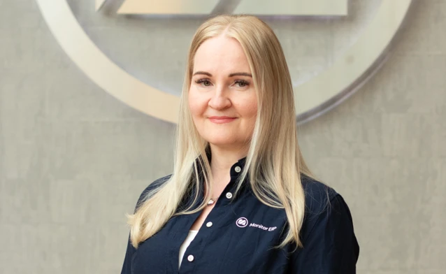 Konsultti Monitor logon edessä