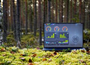 Illustration av Monitor ERP-instrumentpaneler på en skärm placerad i naturen, som symboliserar hållbarhet.