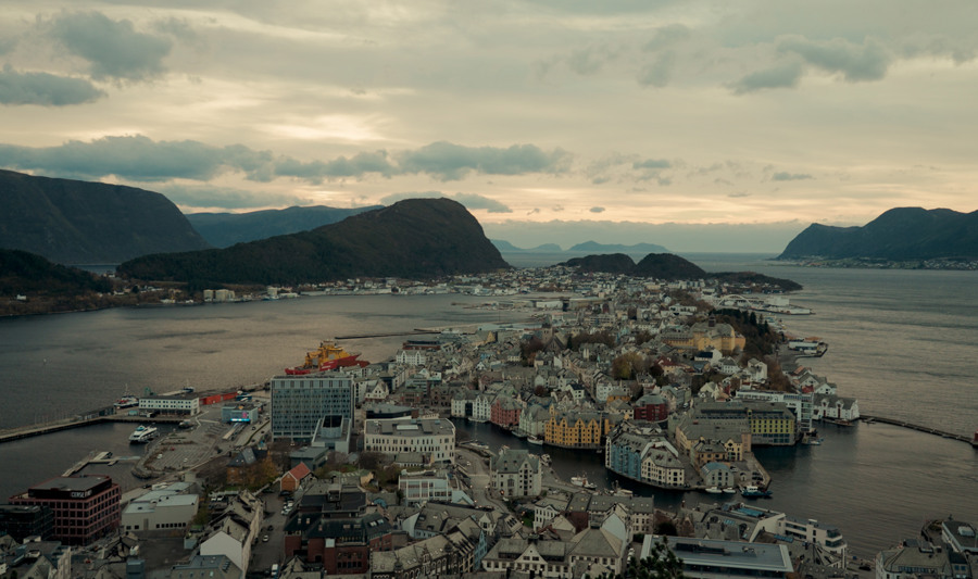 Oversiktsbilde av Ålesund, Norge, med fjorder, øyer og sentrum i kveldssol.