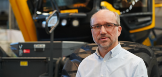 Magnus Andersson, verksamhetsutvecklare på Eco Log står framför en maskin.