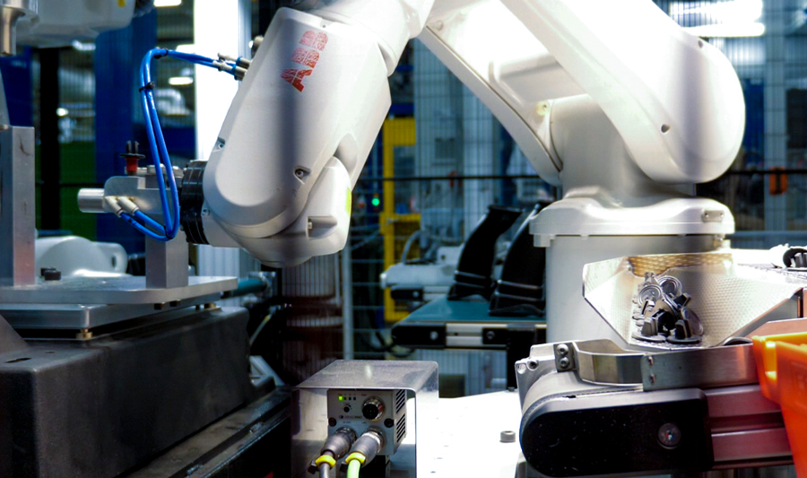 En robot i en fabrik