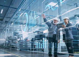 Et par kvinner som står ved siden av hverandre.