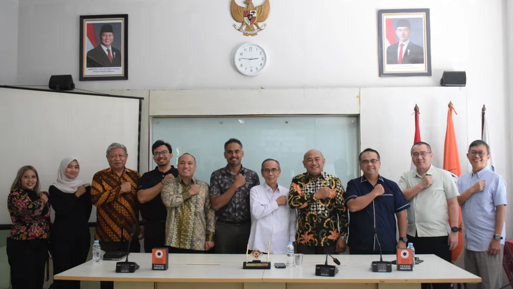A group photo of the Monitor ERP team with PII, ITI, and K3I at the Institute of Technology Indonesia