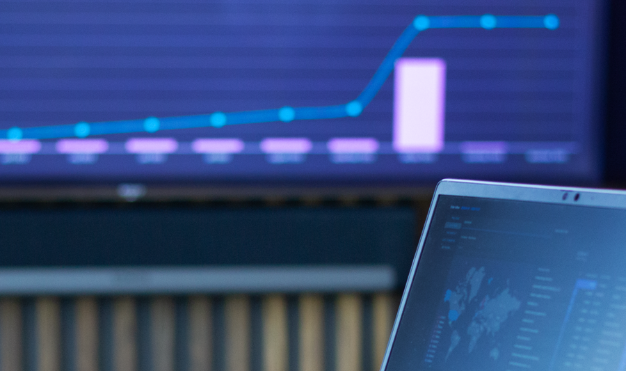 Laptop på ett bord som visar Monitor ERP-dashboard.