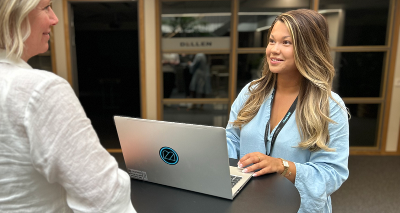 Mia Eriksson, ERP-konsult inom Ekonomi på Monitor, står och pratar med en kollega.