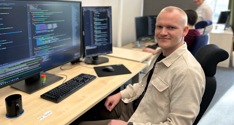 Fredrik Tåneland is sitting in front of a computer