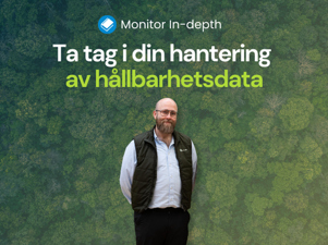 Man i skjorta står med händerna bakom ryggen framför skogsbakgrund