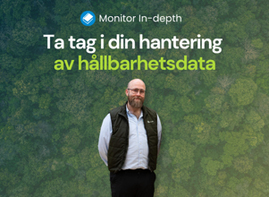 Man i skjorta står med händerna bakom ryggen framför skogsbakgrund