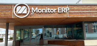 ChatGPT said:

En skylt med Monitor ERP på sidan av Monitor ERP:s huvudkontor i Hudiksvall, Sverige.