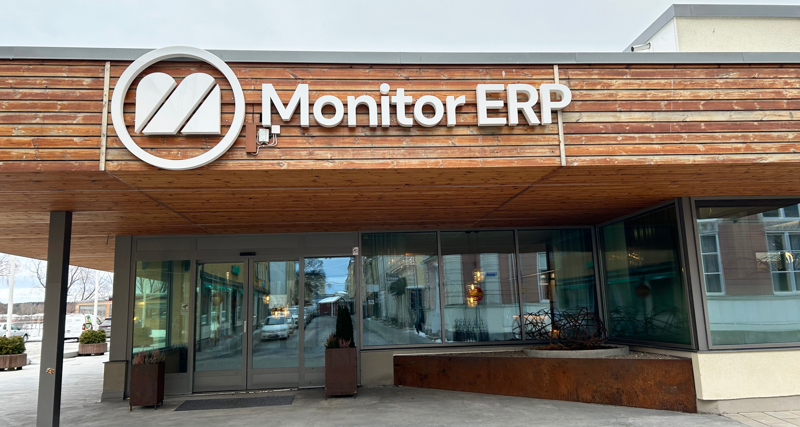 ChatGPT said:

En skylt med Monitor ERP på sidan av Monitor ERP:s huvudkontor i Hudiksvall, Sverige.