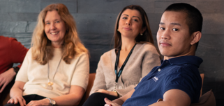 En grupp människor som sitter bredvid varandra.