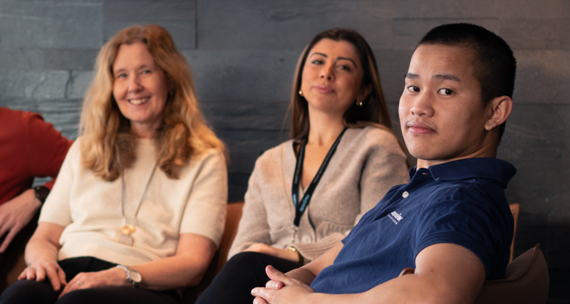 En grupp människor som sitter bredvid varandra.