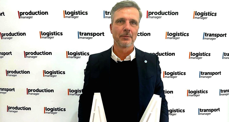 Maciej Swienton, CEO Monitor Poland, står och håller priserna för bästa ERP-system och bästa hållbarhetslösning.