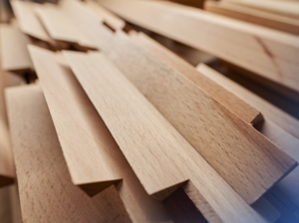 En närbild av några träplankor.