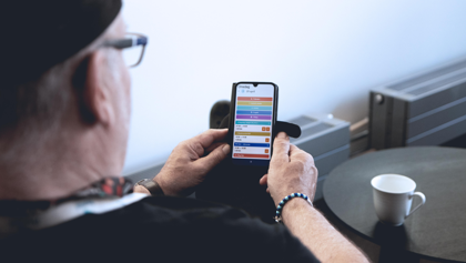 Man using TimeCard on mobilephone