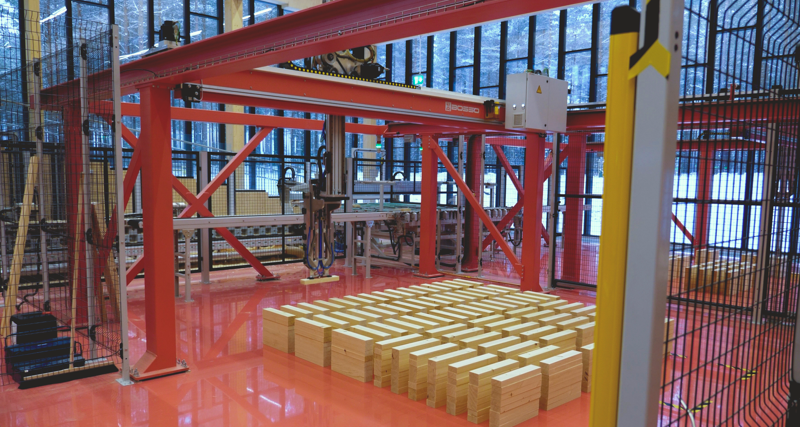 En lagerlokal fylld med massor av lådor och pallar.