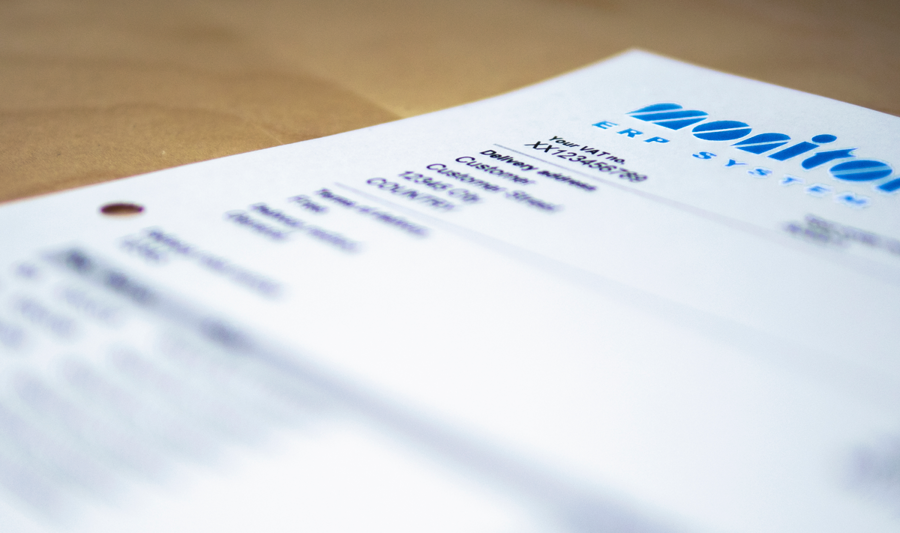 Faktura som ligger på ett bord.