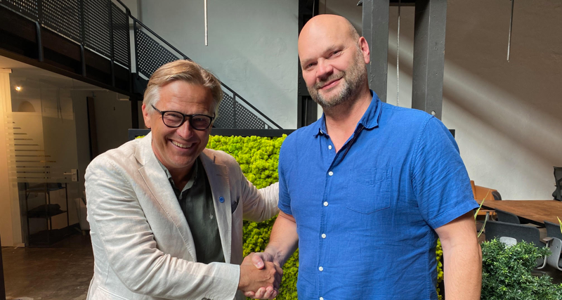 Jonas Persson and Bjørnar Ødegård shaking hands. 