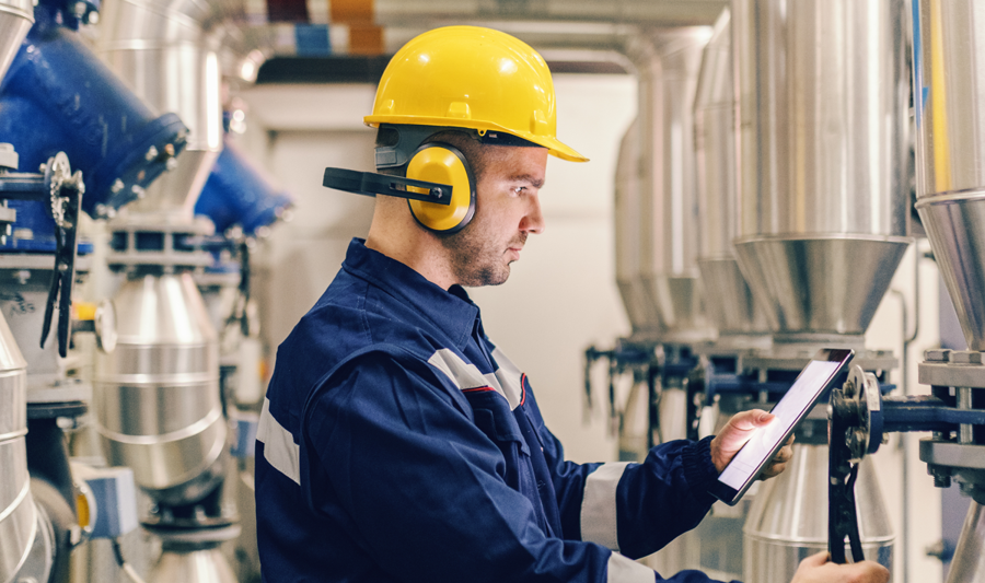 Person som utför service på en maskin.