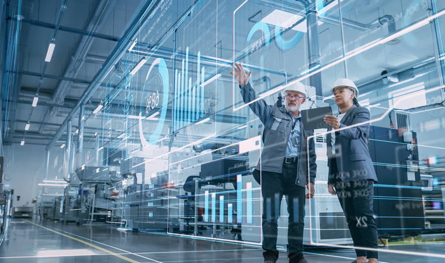 Et par kvinner som står ved siden av hverandre.